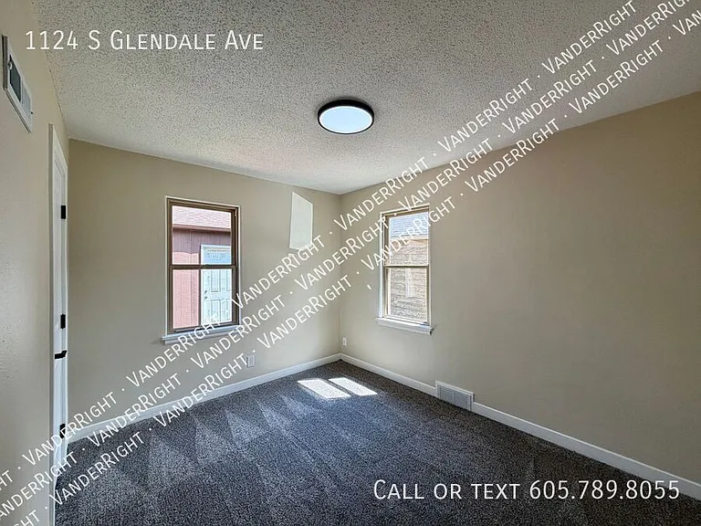 1124 S Glendale Ave — Photo 14