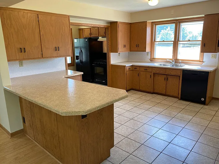 602 W Strowbridge St — Photo 2