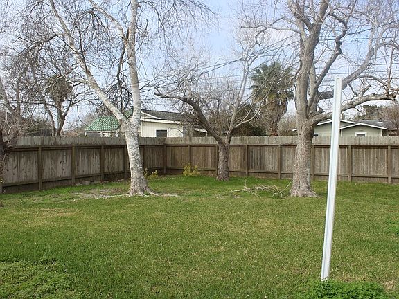 3rd image of 1615 Shofner Dr