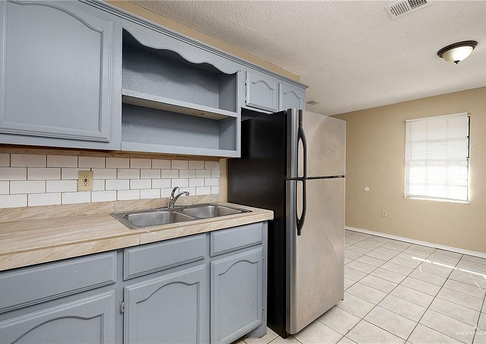 1st image of 825 W 1st St APT 3