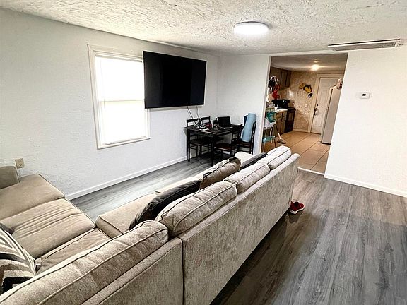3rd image of 915 Ash St