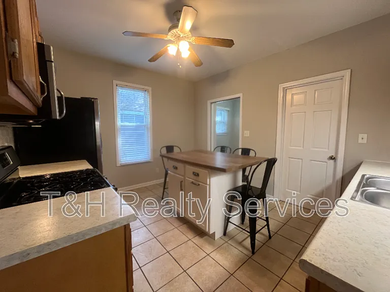 1531 Sturm Ave — Photo 9