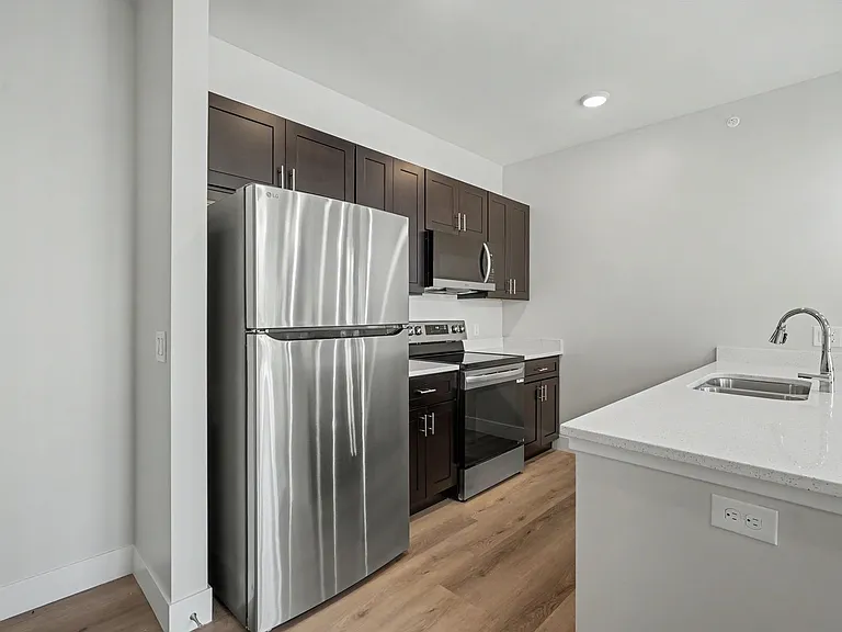 512 W Clark St — Photo 38