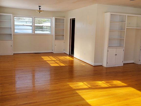 Livingroom with additional dining space