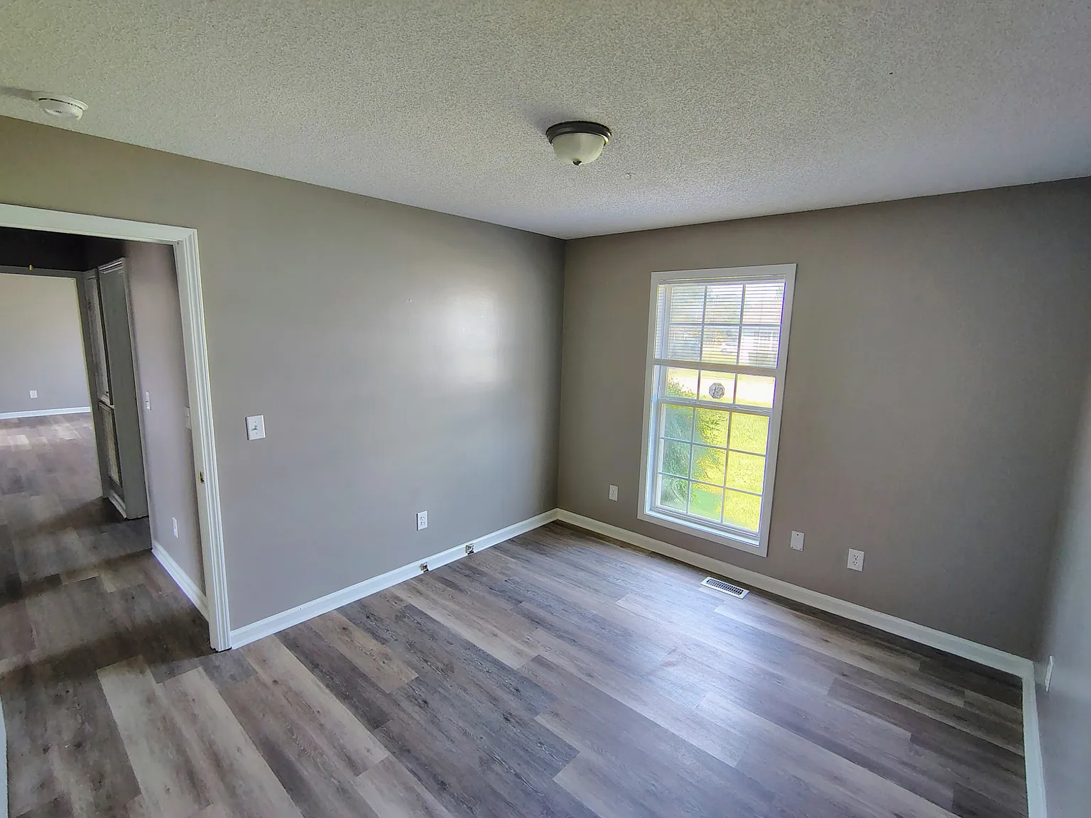 3 bed, 1.5 bath, 1050 sqft, $1,295 — Photo 4
