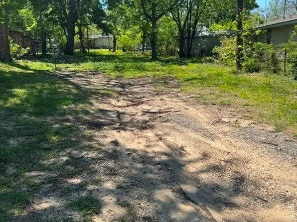 327 W 15th St, Ada, OK 74820