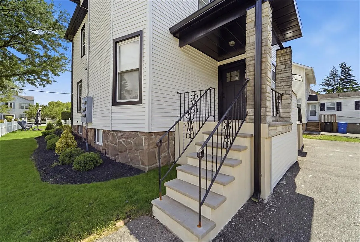 4 bed, $3,950 — Photo 2
