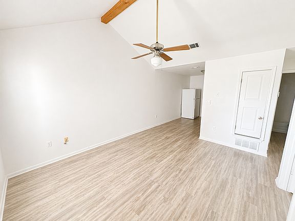 3rd image of 204 W Avenue F #B