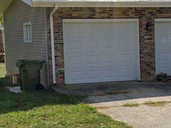 2nd image of 301 Peacock Dr #B