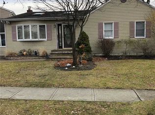2 W Gate St, Babylon, NY 11702