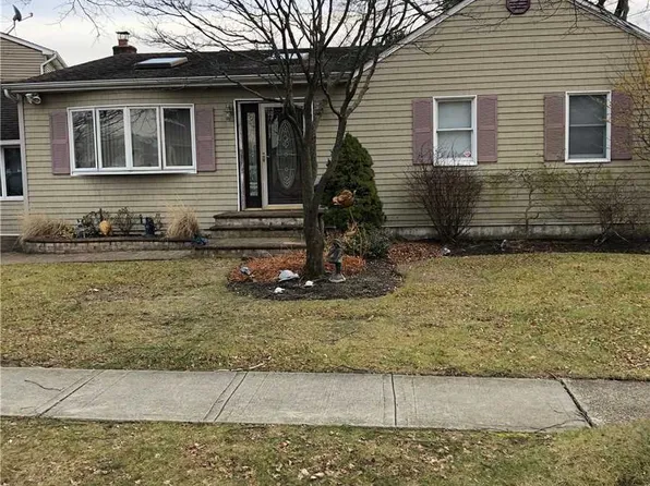 2 W Gate St, Babylon, NY 11702