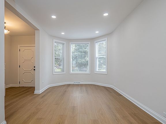 3rd image of 25 E 117th Pl