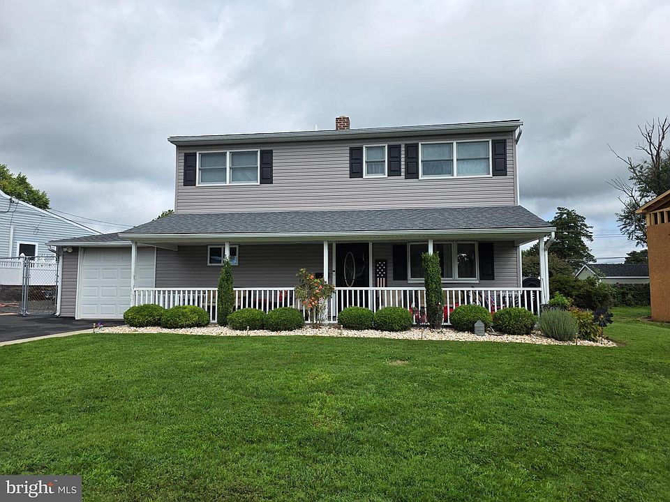 1st image of 10 Apricot Ln