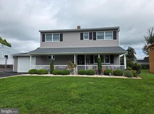10 Apricot Ln, Levittown, PA 19055