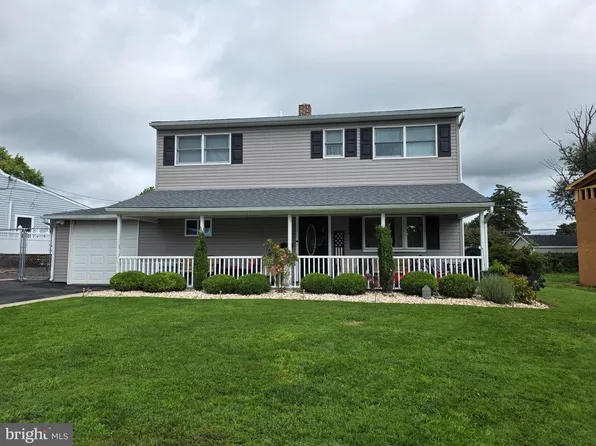 10 Apricot Ln, Levittown, PA 19055