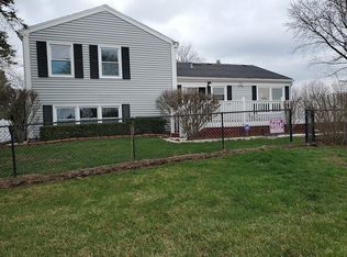 25 Harbor Ct, Vernon Hills, IL 60061