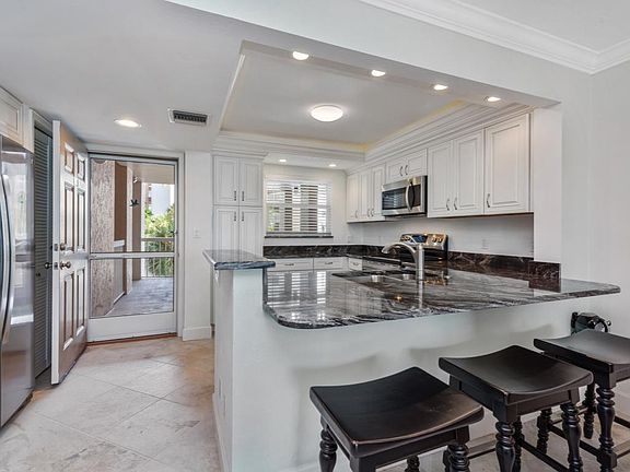 2nd image of 901 Collier Ct #5-303