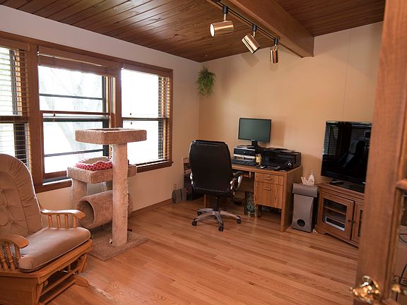 3rd image of 426 4th Ave NW