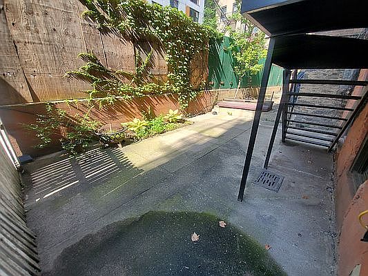 2nd image of 144 W 109th St APT 1R