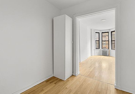 5th image of 238 8th St APT 1R
