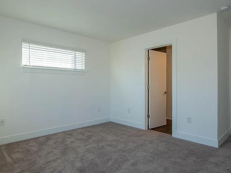 1037 W 18th St — Photo 13