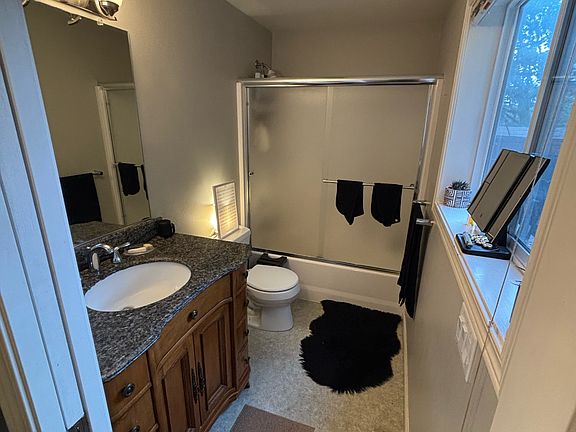 5th image of 1575 SE Brookwood Ave #1