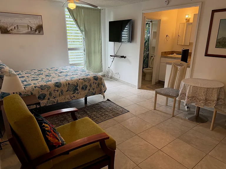 Waikiki Whale Watcher Apartments — Photo 17