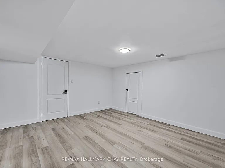 204 Tupper St W #LOWER — Photo 11