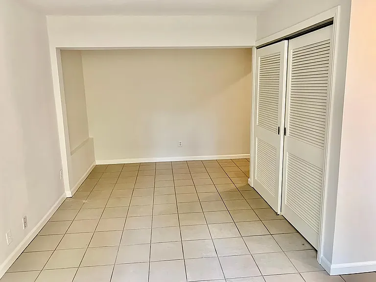 1334 N Laurel Ave — Photo 5