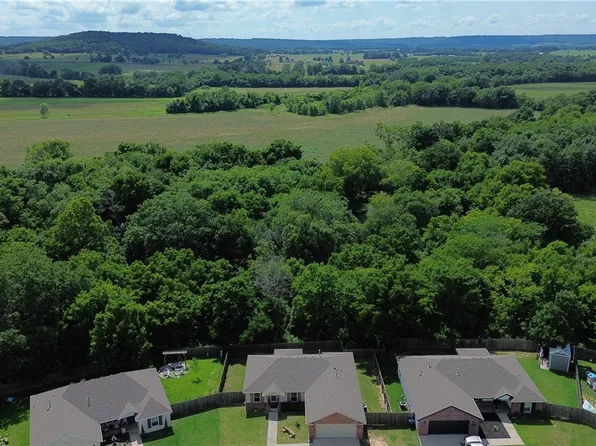 1640 Seattle Slew St, Prairie Grove, AR 72753