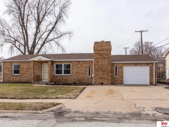 7402 Terry Dr, La Vista, NE 68128
