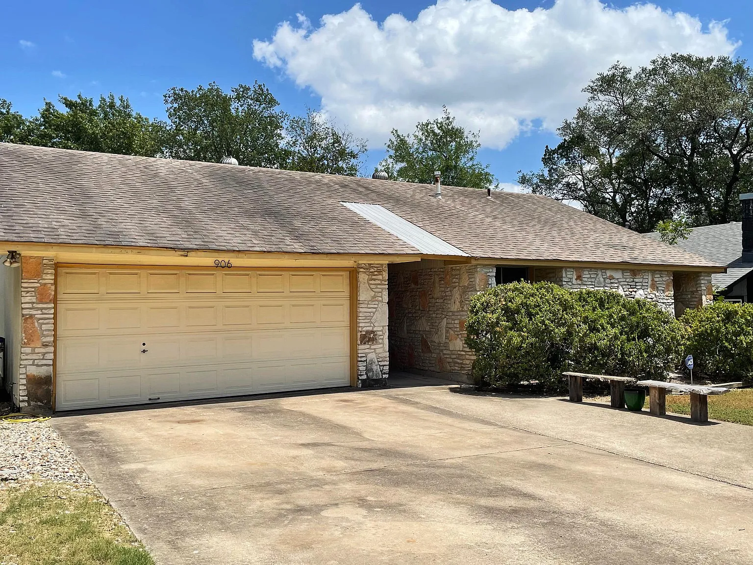 3 bed, 2.0 bath, 1216 sqft, $1,998 — Photo 2