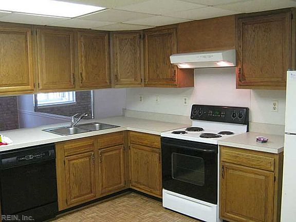 3rd image of 4530 Sir Johns Ln