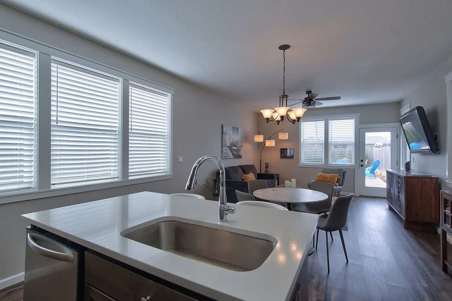2 bed, 2.0 bath, 1603 sqft, $6,654 — Photo 2