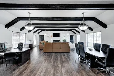 Maison Gardens Apartments — Photo 3