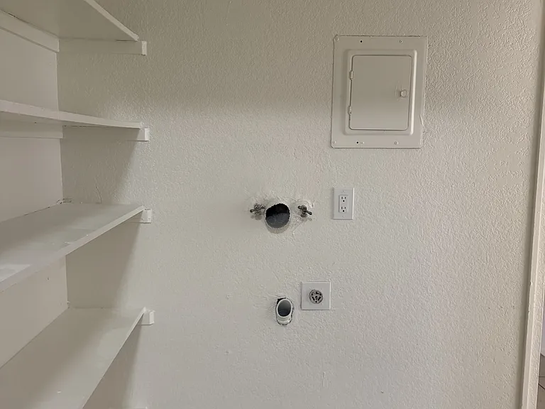 1207 E Jarvis Ave — Photo 8