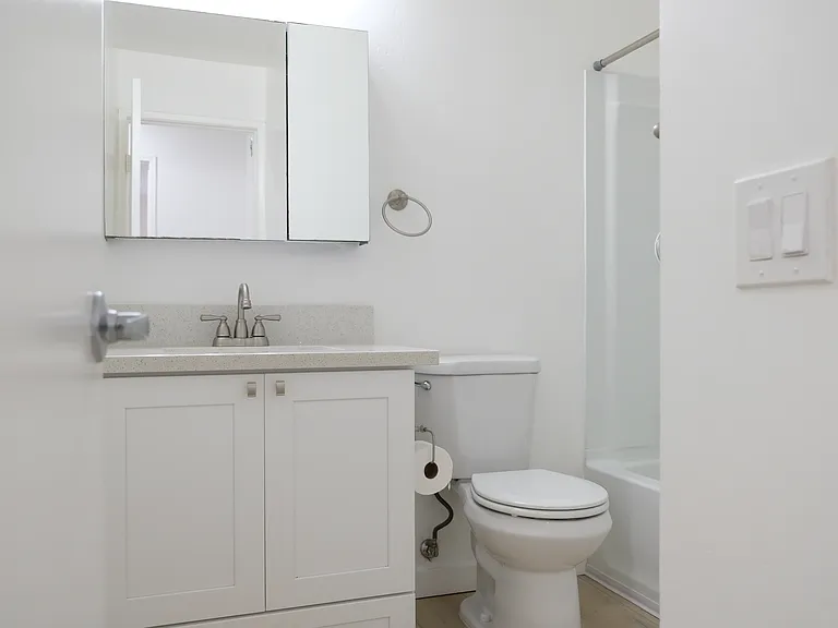 2/2 2nd bathroom & tub/shower