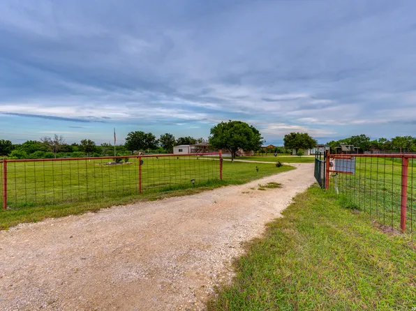 337 DEWEY LN, Seguin, TX 78155