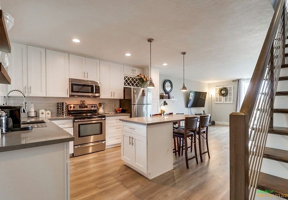 2nd image of 4477 Mentone St Unit 206