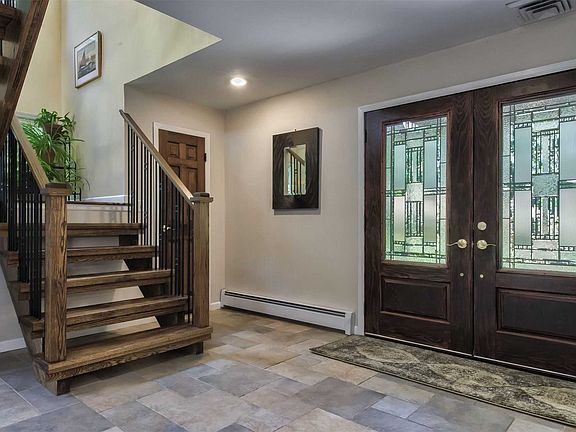 4th image of 5 Hayes Hill Dr