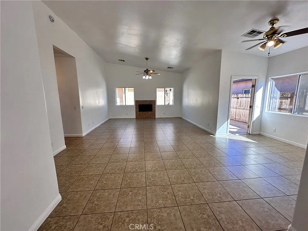 3 bed, 1431 sqft, $2,200 — Photo 2