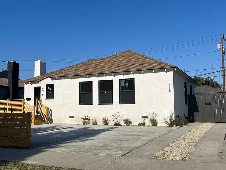 This is a photo of the front house. This listing is for the ADU house in the rear.
