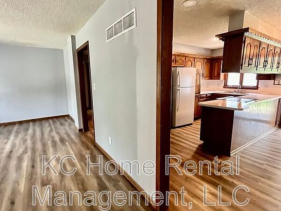 4th image of 204 NW Highland Ln