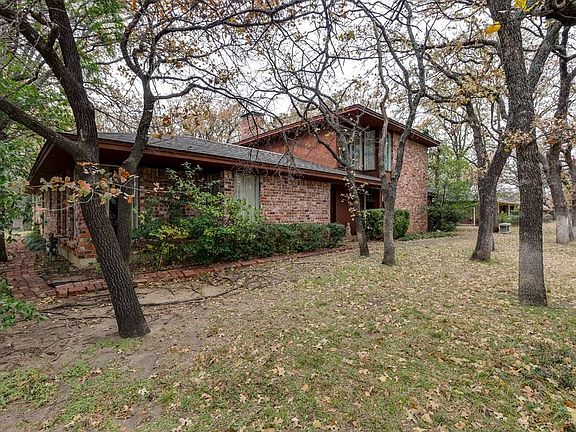 3rd image of 1300 Woodridge Cir