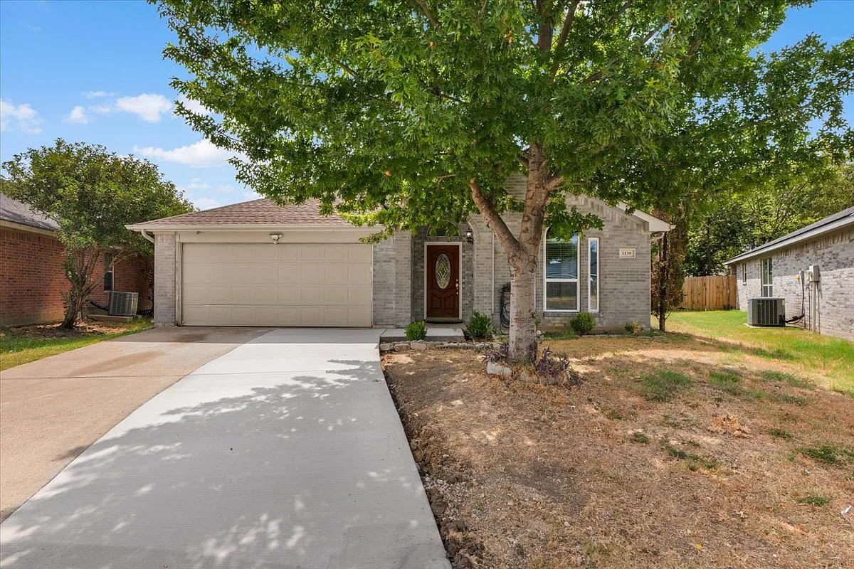 4 bed, 1880 sqft, $2,500 — Photo 1