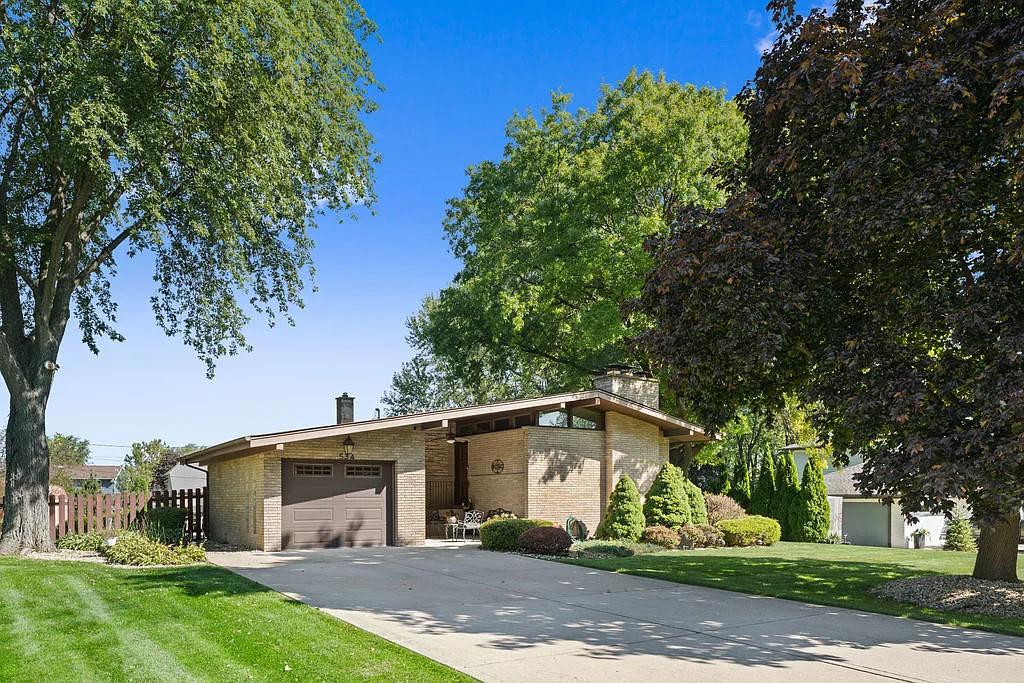 534 Oneida Dr photo 1