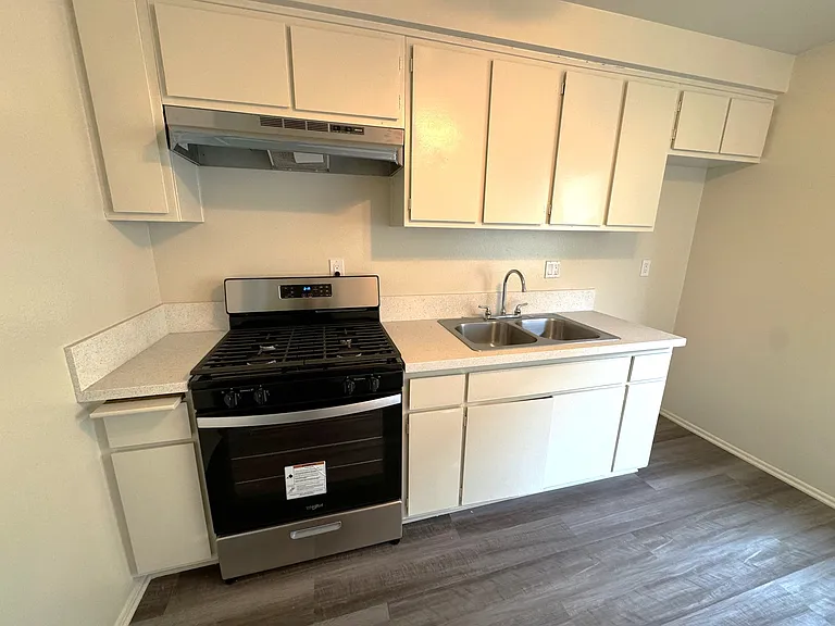 Villa Serena Apts — Photo 9