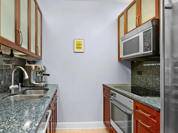 240 East 47th Street 19B image 2 of 17