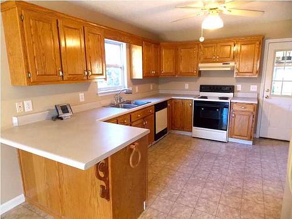 3rd image of 221 Lauren Cir