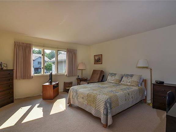 4th image of 14 Woodbury Way
